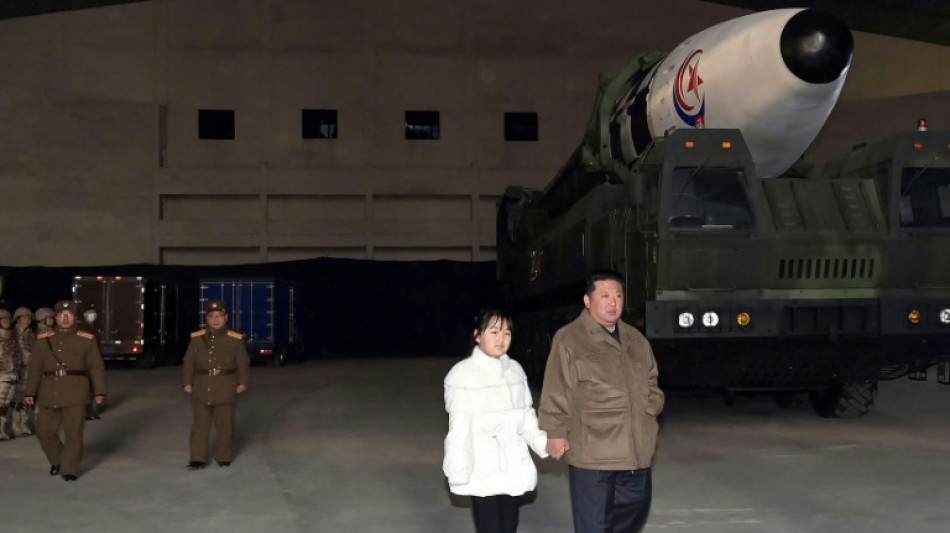Líder norcoreano supervisa junto a su hija lanzamiento de misil intercontinental