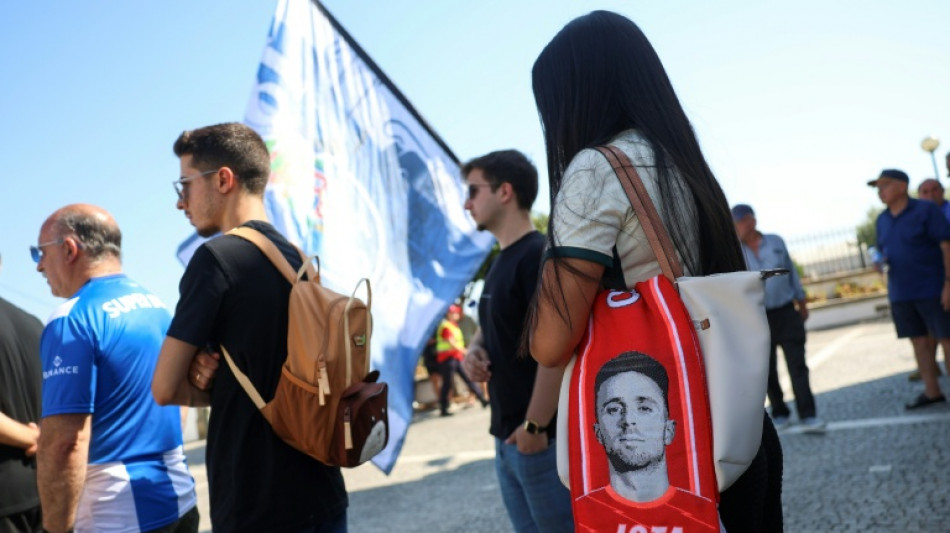 Dezenas de pessoas prestam homenagem a Diogo Jota em Portugal