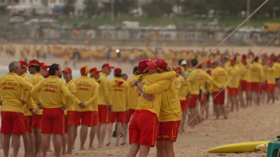  Rettungsschwimmer am Bondi Beach in Sydney gedenken der Anschlagsopfer 