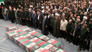 Líder supremo do Irã reza diante de caixões de militares mortos em ataque na Síria