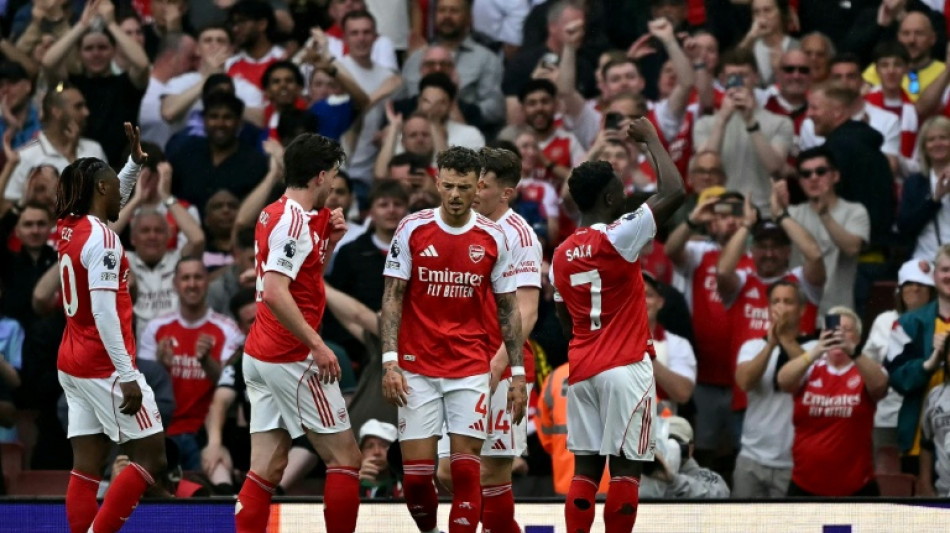  Arsenal hit stride to go six points clear, West Ham loss offers Spurs hope 