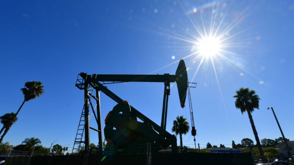  Oil prices lower, stocks higher as Hormuz doubts drag on  