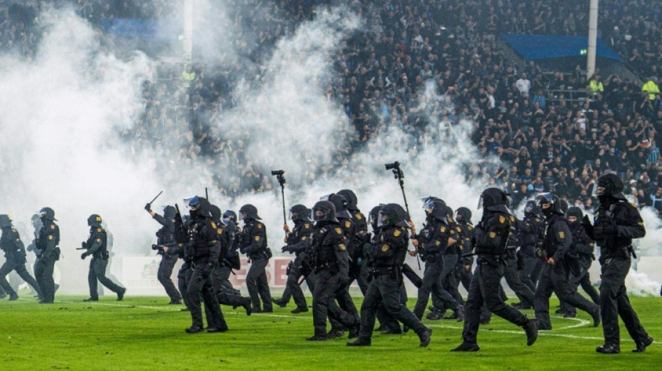  Cerca de cem feridos ap&oacute;s incidentes em jogo da Copa da Alemanha 
