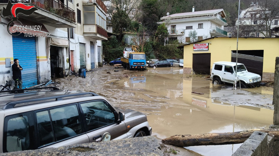 Esondati due fiumi nel cosentino, alcune famiglie isolate