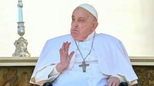 Le pape, convalescent, fait une apparition surprise place Saint-Pierre