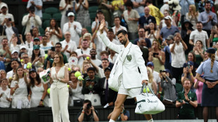 Wimbledon: Djokovic elimina Tsitsipas e passa al terzo turno