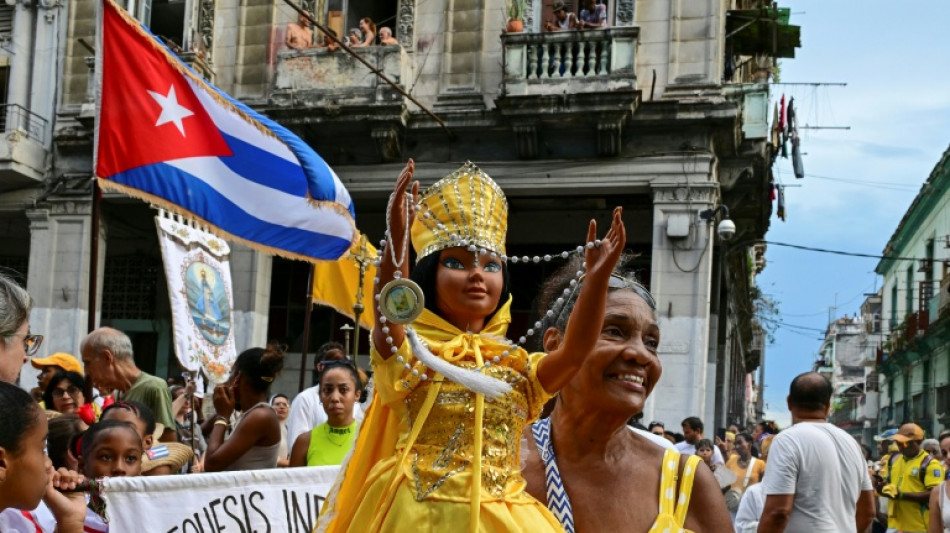  En medio de la crisis, los cubanos buscan consuelo en sus santos y orishas 