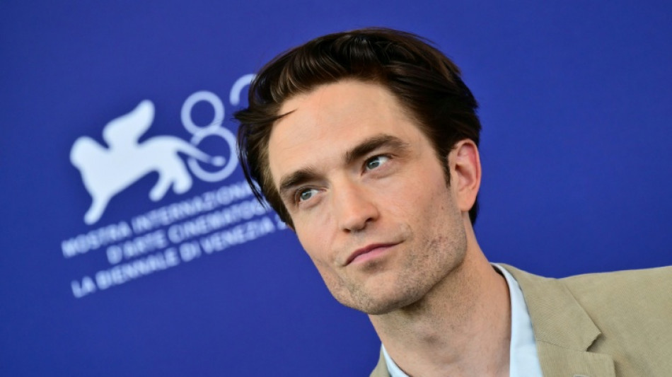  Robert Pattinson sacude la Mostra con su cazapederastas en "Primetime" 