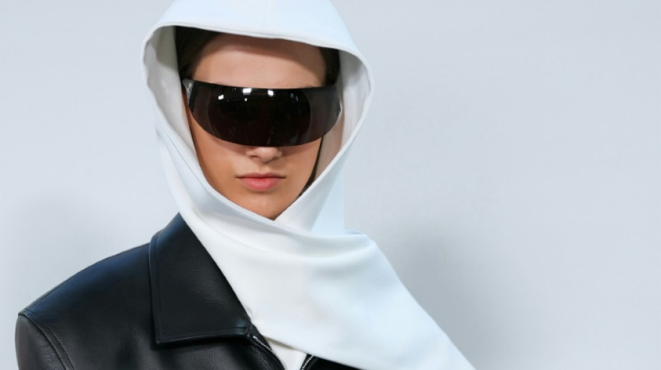 Confetis y asimetr&iacute;a en el desfile Courr&egrave;ges de la Semana de la Moda femenina