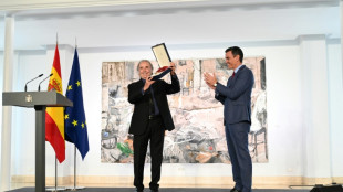El gobierno español otorga una alta distinción a Serrat antes de su adiós de los escenarios
