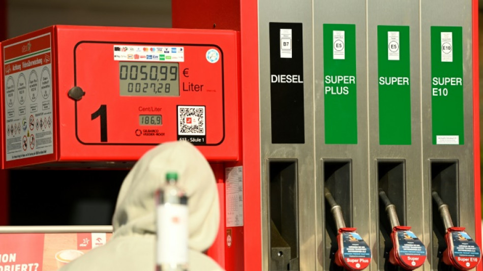 Preis für Diesel wieder über zwei Euro - Benzin etwas billiger 