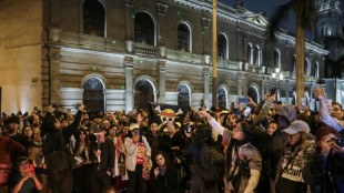Jovens homenageiam rapper morto pela polícia durante protesto em Lima