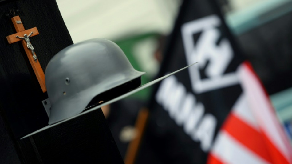 Hitlergruß bei Fahrt in Militäroldtimer durch Dresden: Mann soll 2500 Euro zahlen