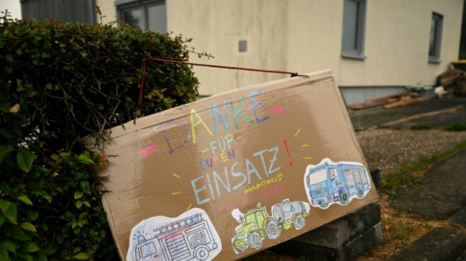  Merz dankt Einsatzkr&auml;ften nach Brand in H&uuml;rtgenwald - "Das ist der Klimawandel" 