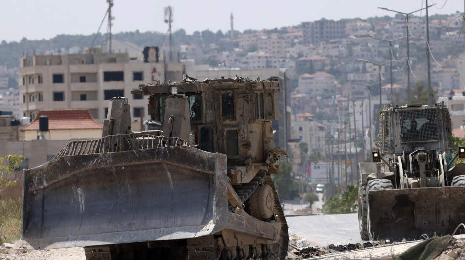 In Cisgiordania bulldozer Israele spianano campi profughi