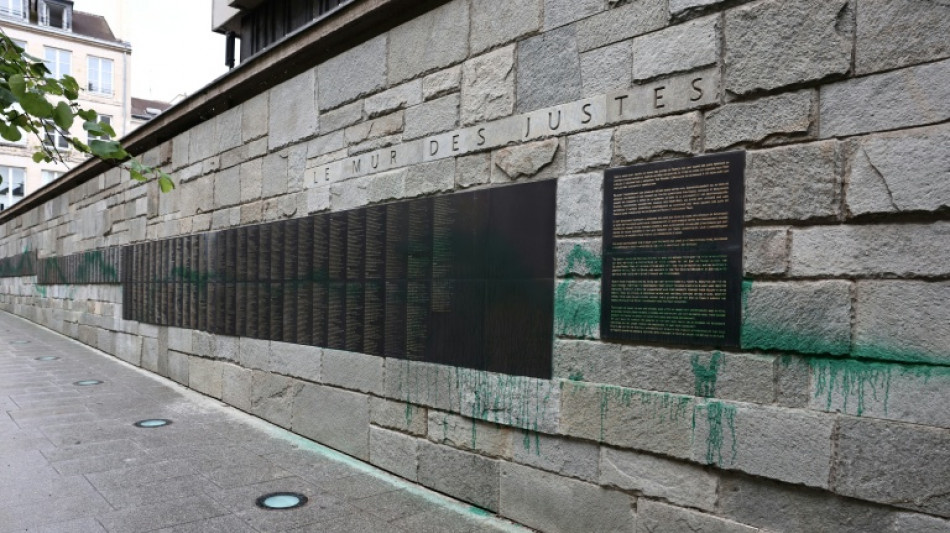 Jets de peinture verte sur trois synagogues et le M&eacute;morial de la Shoah &agrave; Paris