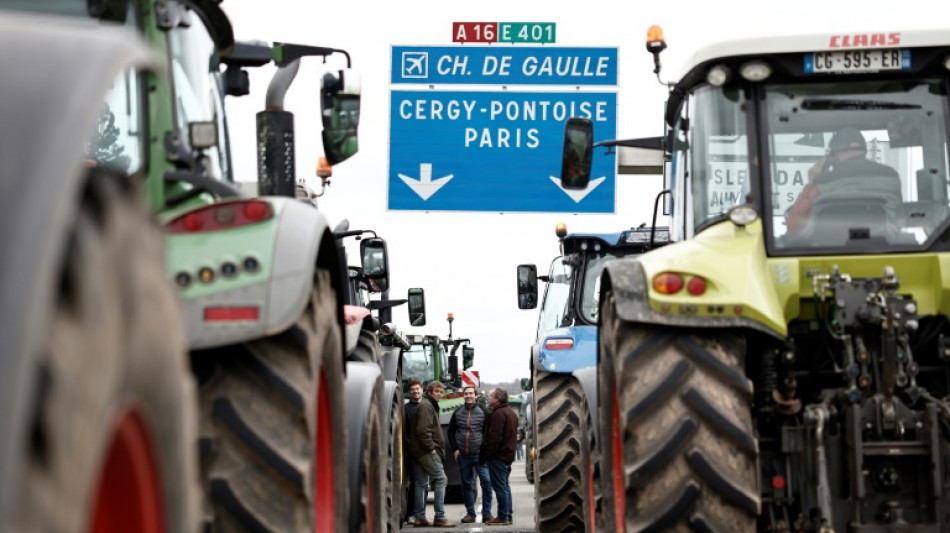 Les agriculteurs resserrent l'&eacute;tau sur Paris, les tractations se poursuivent