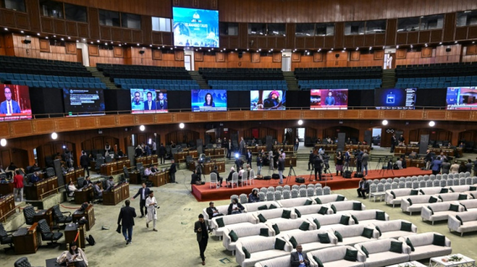  Buffets, baristas, but no briefings: journalists frozen out of Iran talks 