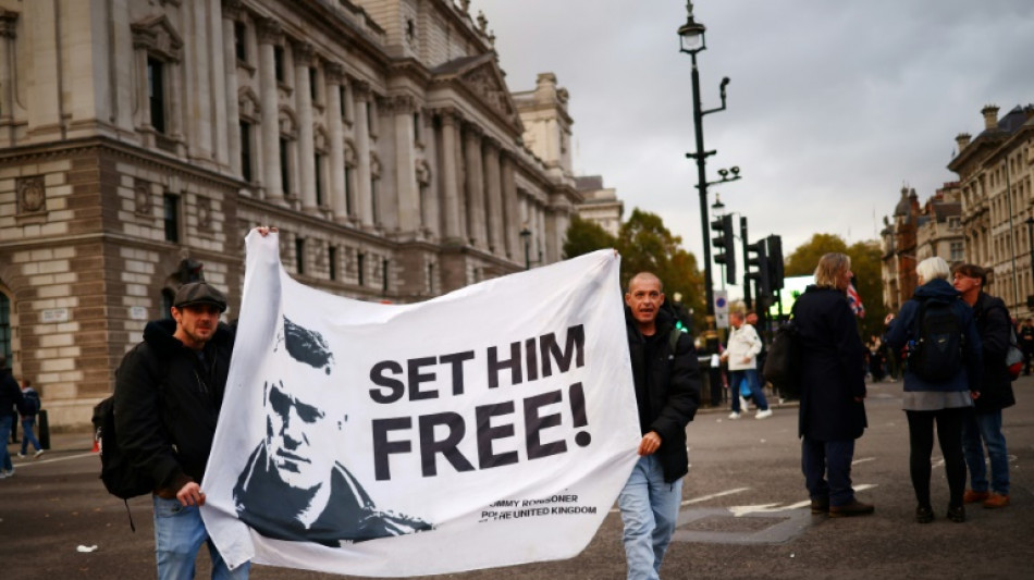 El activista brit&aacute;nico de extrema derecha Tommy Robinson, acusado de "acoso" a dos periodistas
