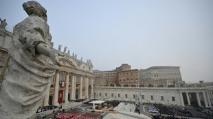 Menge versammelt sich zur Trauerfeier für verstorbenen Papst Benedikt XVI.