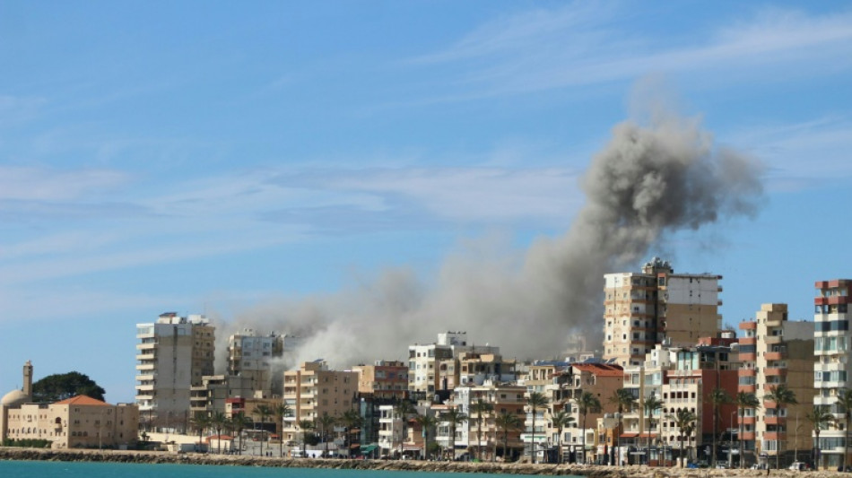  Defying Israeli bombs, Lebanese hold out in southern city of Tyre 