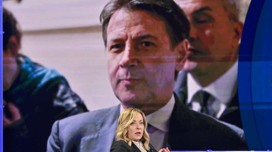 Conte a Meloni, il problema non &egrave; la mia pochette ma suo elmetto