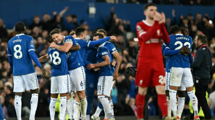 Liverpool perde para o Everton (2-0) e se afasta da luta pelo título inglês