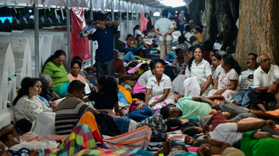 Zehntausende Pilger str&ouml;men zu Ausstellung von "Zahn von Buddha" in Sri Lanka