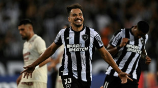 Botafogo vence Universitario (3-1) e segue vivo na Libertadores