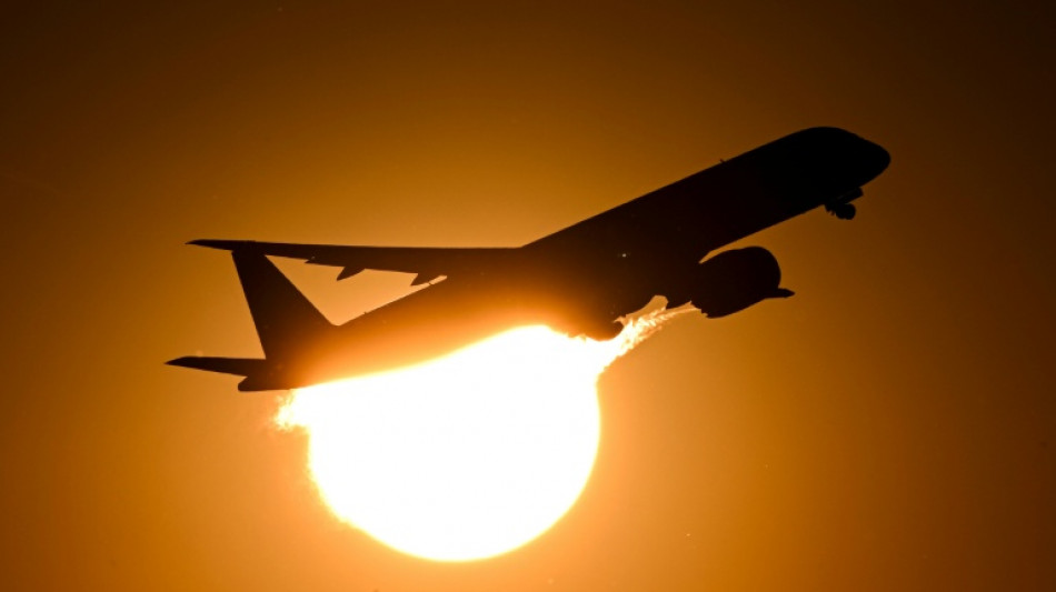  Abflug verz&ouml;gert: Rettungskr&auml;fte versorgen hitzegeplagte Passagiere aus Flugzeug 