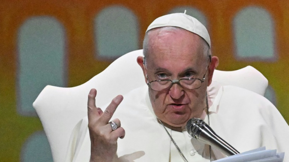 Papst unterschreibt Pakt für "Wirtschaft des Friedens" mit Jugendlichen
