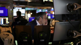 Wall Street ouvre sans direction claire, esp&egrave;re des surtaxes douani&egrave;res all&eacute;g&eacute;es sur le secteur automobile
