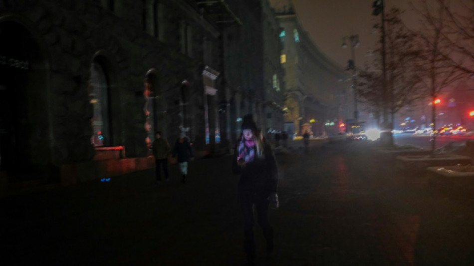 Millones de ucranianos siguen sin electricidad ni calefacción tras los ataques rusos