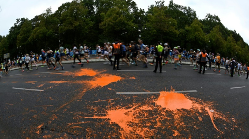 Marathon in Berlin: Letzte Generation verschüttet Farbe - Klebeaktion scheitert