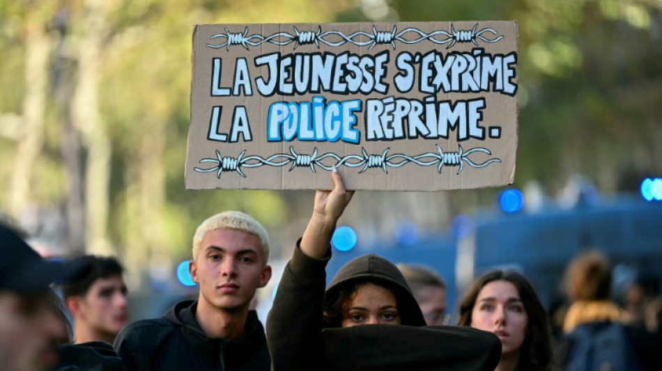  Milhares de estudantes protestam de novo na Fran&ccedil;a sob forte vigil&acirc;ncia policial 