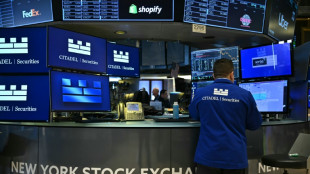 Wall Street se beneficia de recupera&ccedil;&atilde;o t&eacute;cnica para fechar semana no azul