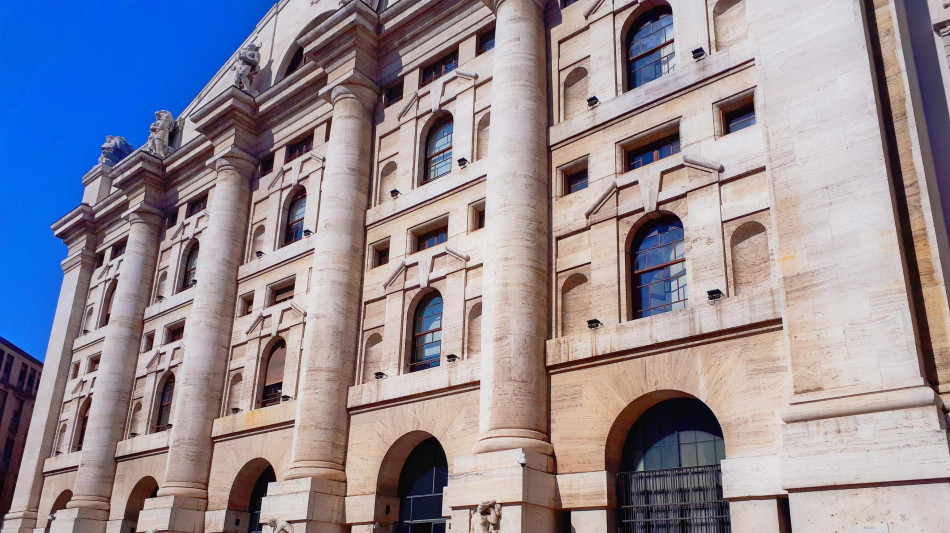 Borsa: Milano sale (+0,9%), bene Moncler, Campari e Stellantis