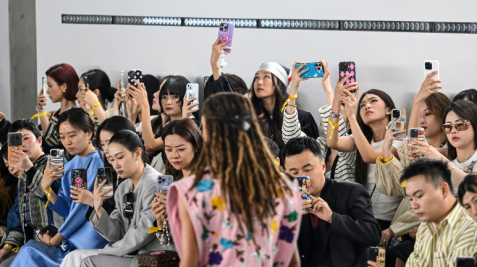 Deutsche Tageszeitung Luxury brands lure Chinese shoppers despite