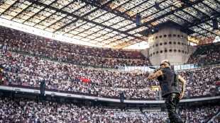 Primo ospite sul palco di Lazza, la madre 'questo è merito tuo'