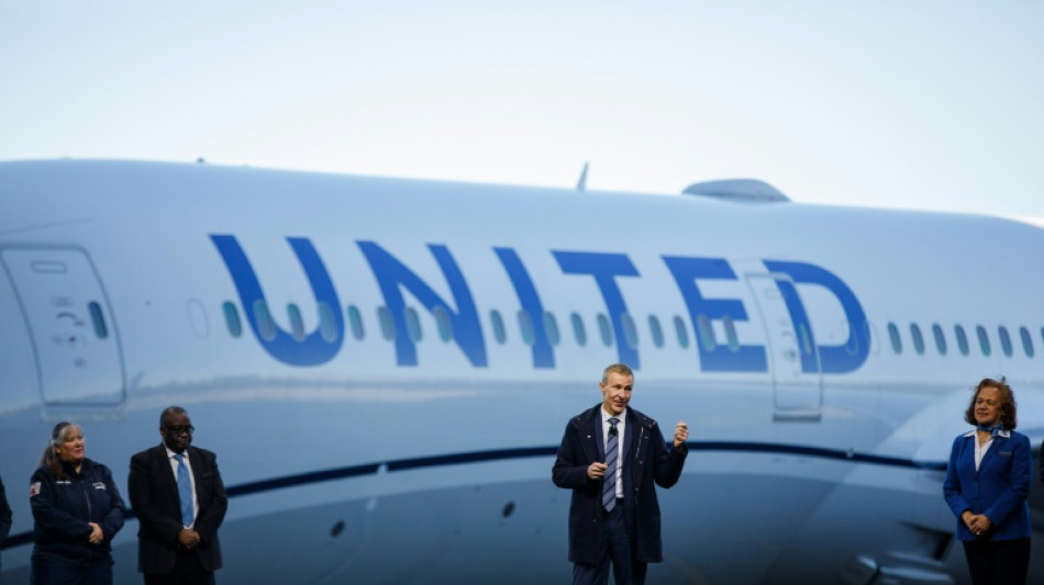 United Airlines sees 2023 profit jump amid tight capacity