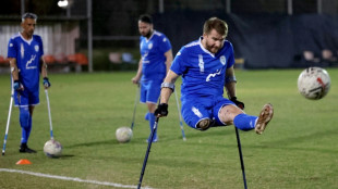 Sobrevivente do ataque do Hamas vira estrela do time de futebol para amputados