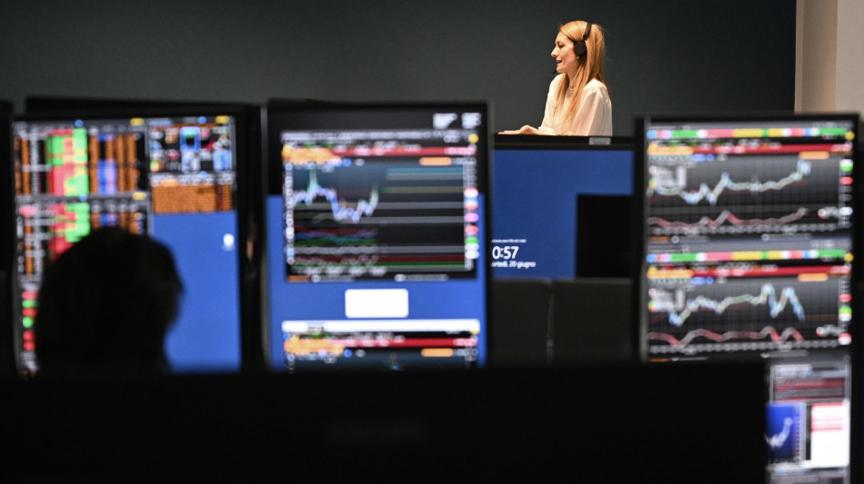  Borsa: Milano chiude positiva, scivola Stellantis 
