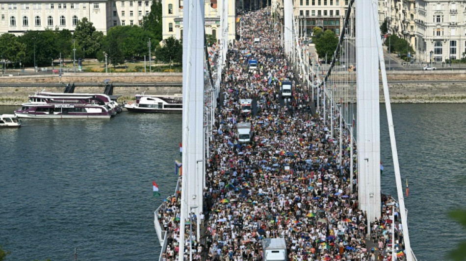  Trotz Hitze: Zehntausende feiern Versammlungsfreiheit bei Pride Parade in Budapest 