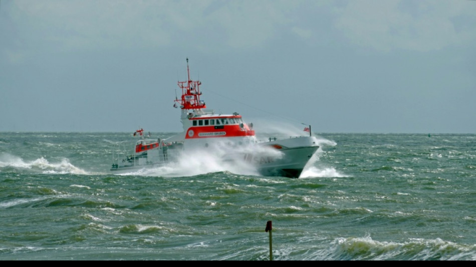  Segeljacht kentert vor B&uuml;sum: Drei Schiffbr&uuml;chige aus Nordsee gerettet 