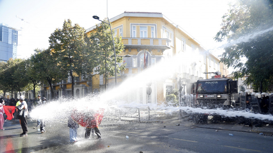  Scontri a Tirana, molotov contro Banca centrale e Corte suprema 