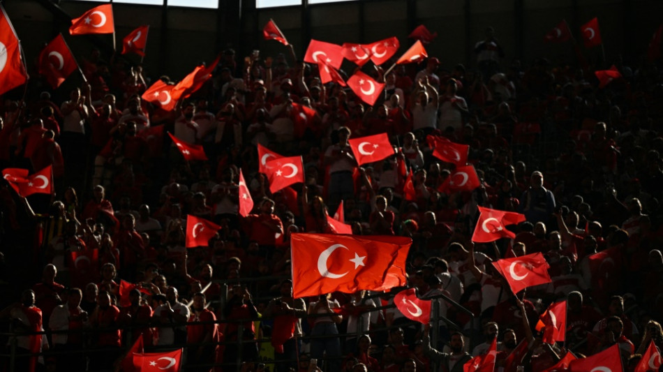 EM-Viertelfinale: T&uuml;rkische Ultras rufen zu Wolfsgru&szlig; auf