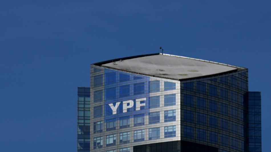 Jueza de EEUU ordena a Argentina entregar 51% de acciones de YPF en caso de expropiación