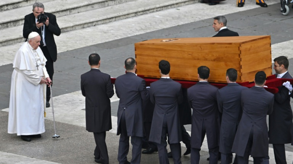 Sarg des verstorbenen früheren Papstes Benedikt XVI. zu Grabstätte gebracht
