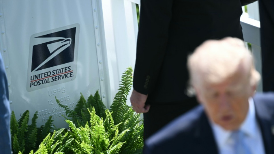  Funcion&aacute;rio do Servi&ccedil;o Postal acusa governo Trump de colocar em risco o voto por correio 