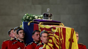 Prozession mit Sarg der Queen in Westminster Hall angekommen